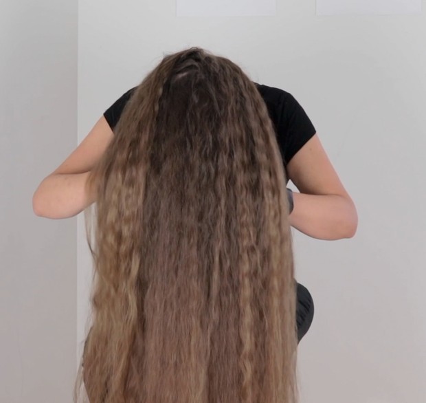VIDEO - Siri&#x27;s buns on top of her head and in front of her face