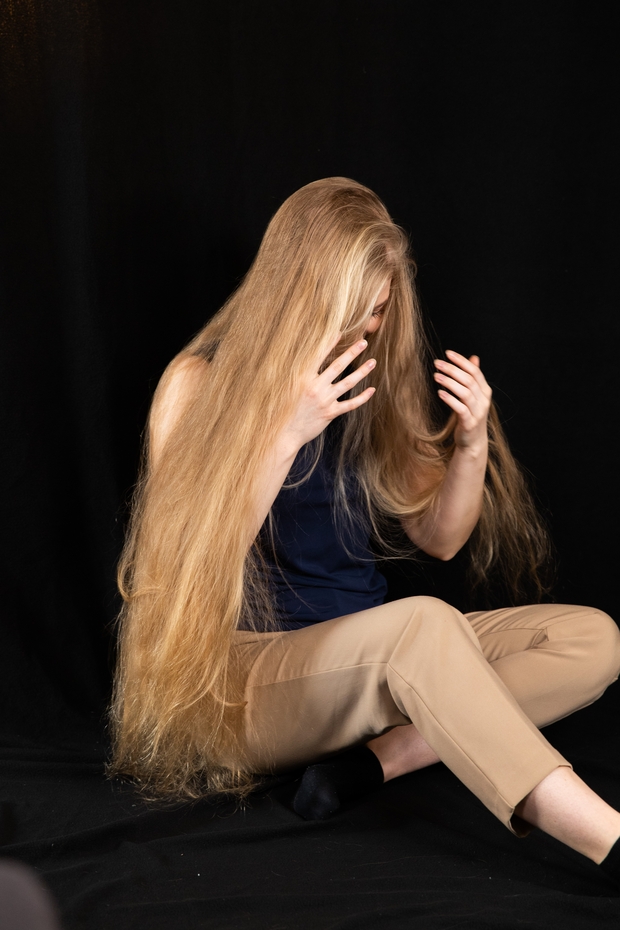 PHOTO SET - Helene&#x27;s blonde hair covering photoshoot