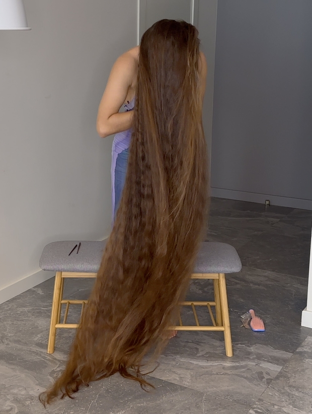 VIDEO - Floor length hair dream