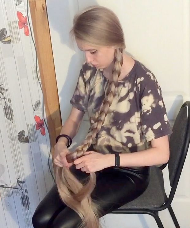 VIDEO - The blonde with the silky hair