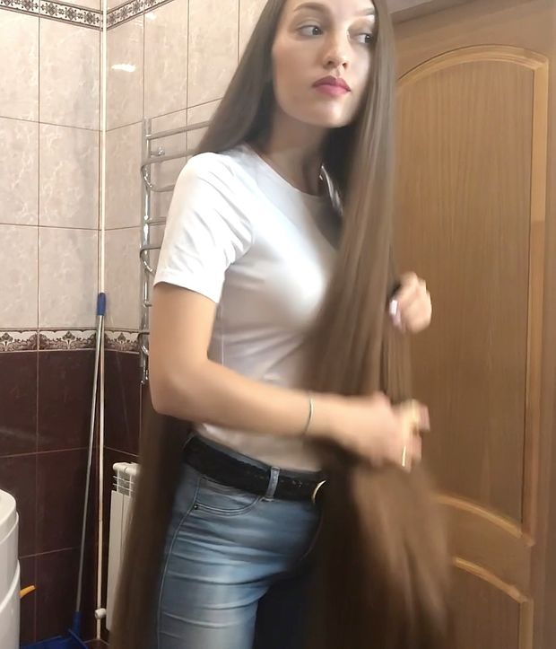 VIDEO - Long hair shampoo in the tub