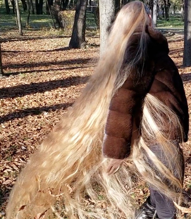 VIDEO - Blonde Rapunzel in the park