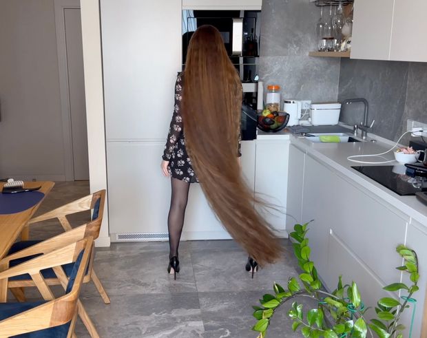 VIDEO - Lady with two meter long hair