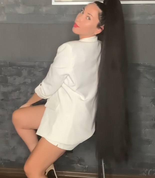 VIDEO - Mila&#x27;s high ponytail