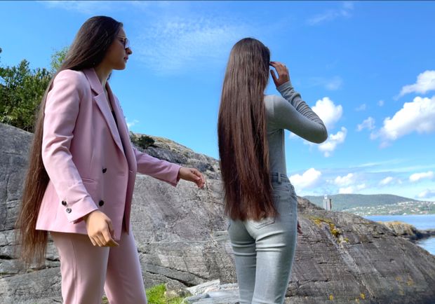 VIDEO - Two sisters by the sea