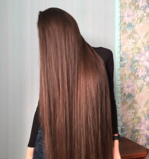 VIDEO - Alina&#x27;s long hair covering and smelling