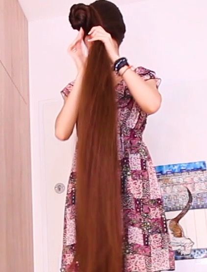 VIDEO - Extreme hair in front of her face