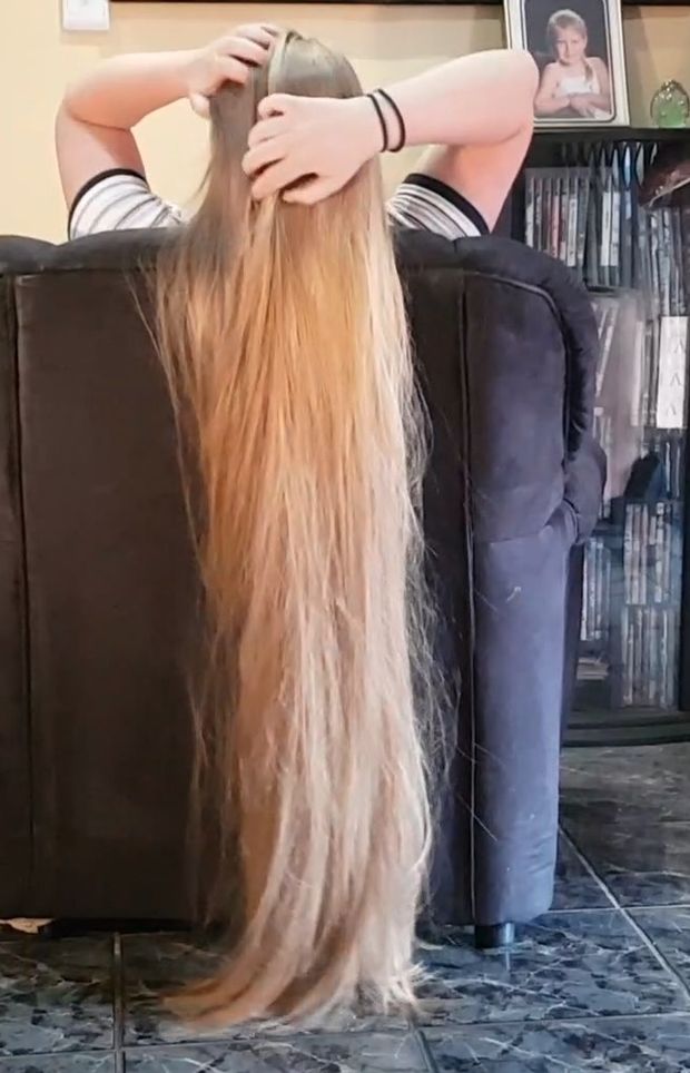 VIDEO - Heavy blonde hair behind the chair