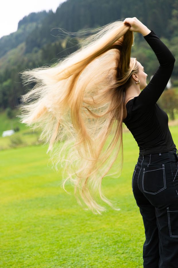 PHOTO SET - Wind tossed tresses photoshoot