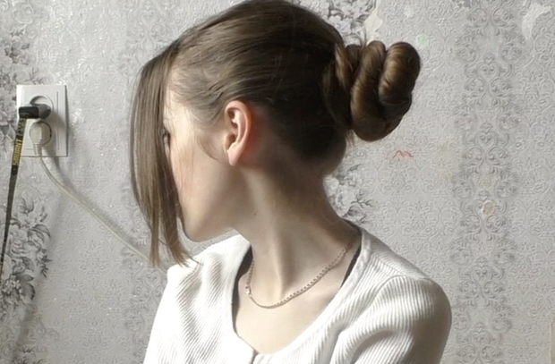 VIDEO - Tanya&#x27;s bundrops in front of her face