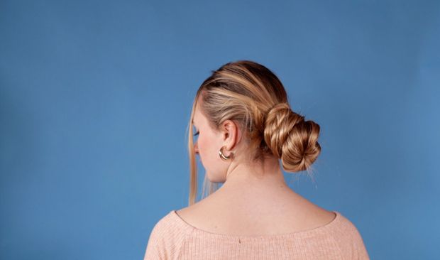 VIDEO - Hair bun perfection on blue