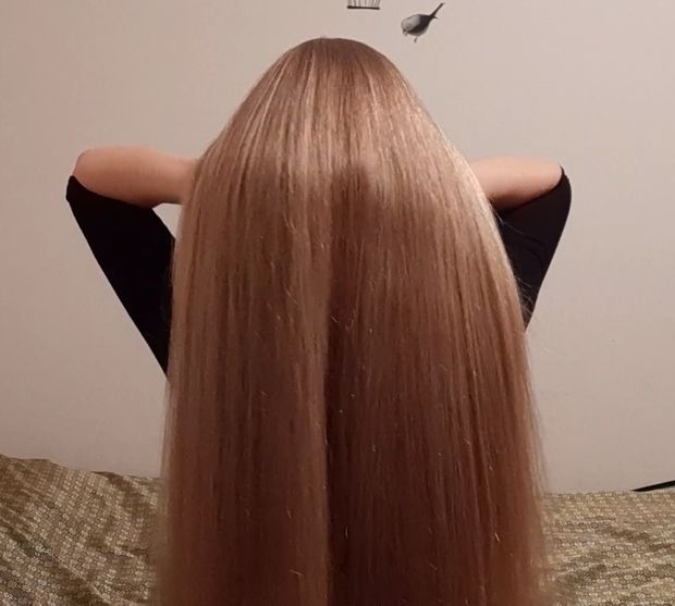 VIDEO - Irina&#x27;s thick, healthy blonde mane