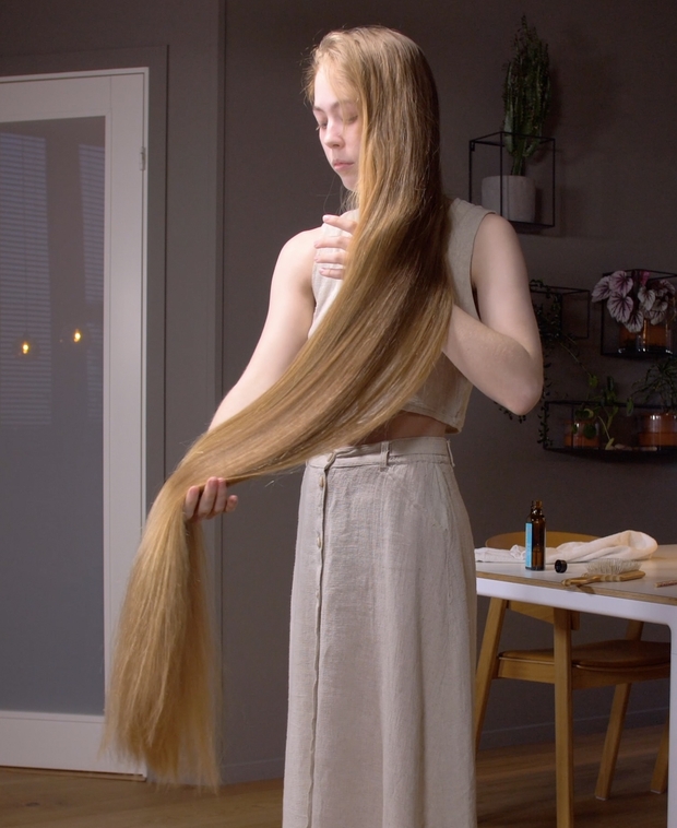 VIDEO - Super long blonde hair oiling and brushing