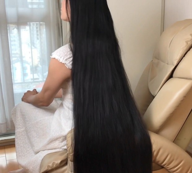 VIDEO - Rin&#x27;s massive black mane and hair on camera play