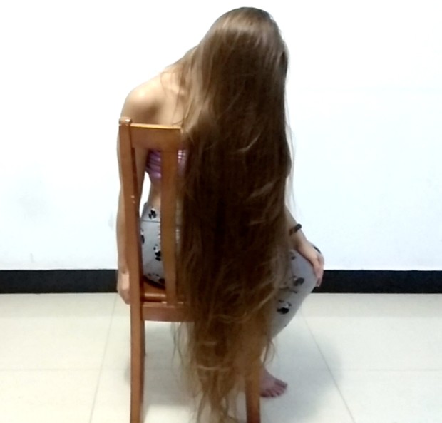 VIDEO - Knee length hair dancer in chair