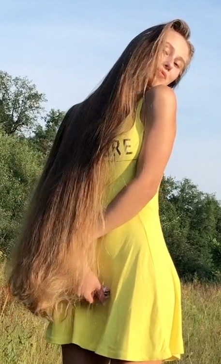 VIDEO - Blonde hair, pink comb