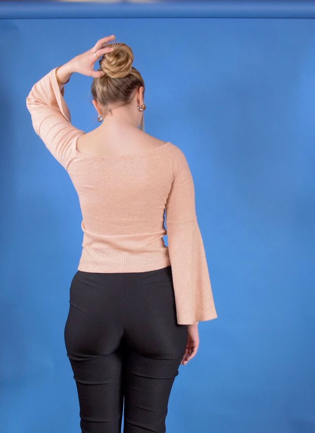 VIDEO - Hair bun perfection on blue