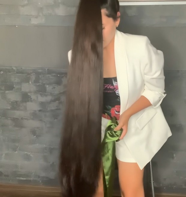 VIDEO - Mila&#x27;s high ponytail