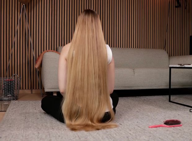 VIDEO - Extremely silky blonde hair