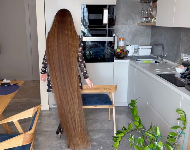 VIDEO - Lady with two meter long hair