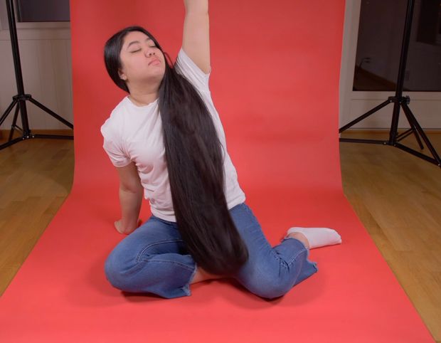 VIDEO - Really long black hair on red
