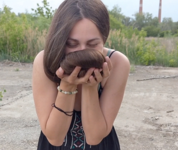 VIDEO - Displaying her massive mane in the wind