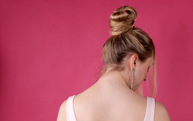 VIDEO - The ponytail and bun show perfection on pink