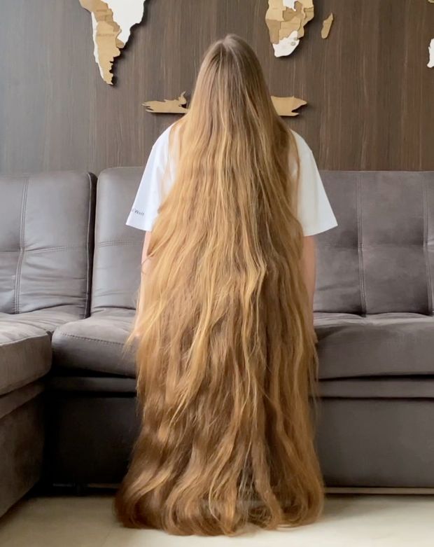 VIDEO - Extreme calf length hair play in sofa