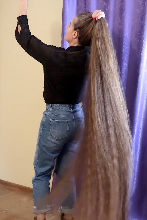 VIDEO - Extreme hair length is her passion