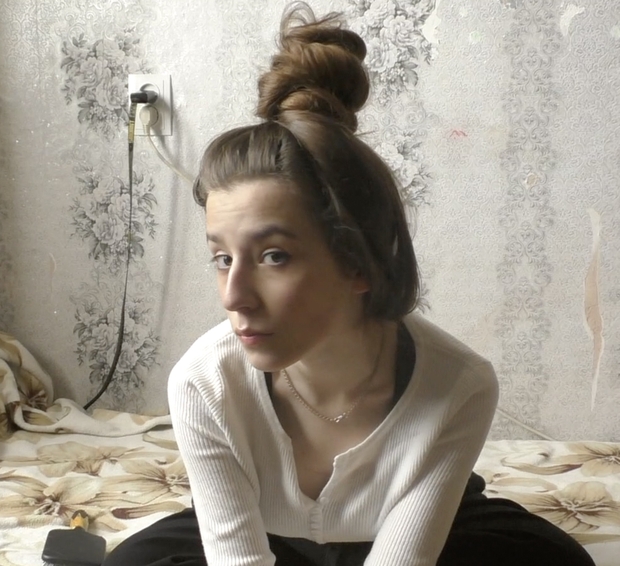 VIDEO - Tanya&#x27;s bundrops in front of her face