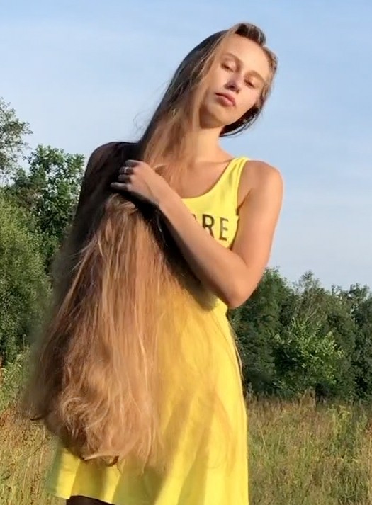VIDEO - Blonde hair, pink comb