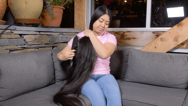 VIDEO - Rapunzel brushing in the sofa