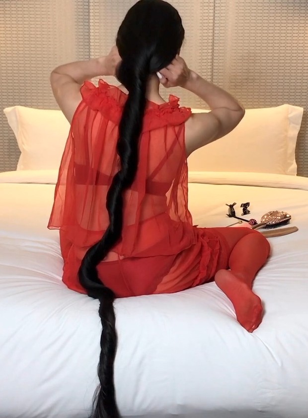 VIDEO - Rin&#x27;s elegant big buns and very long hair