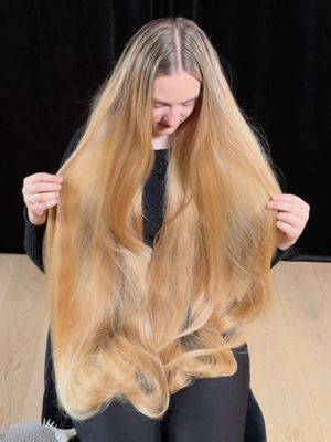 VIDEO - Really long blonde hair brushing in her lap