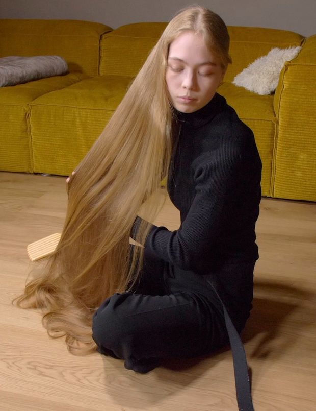 VIDEO - Blonde calf length hair floor show