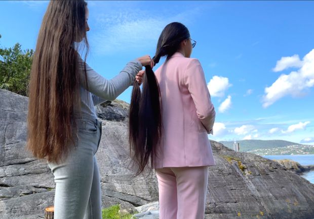 VIDEO - Two sisters by the sea