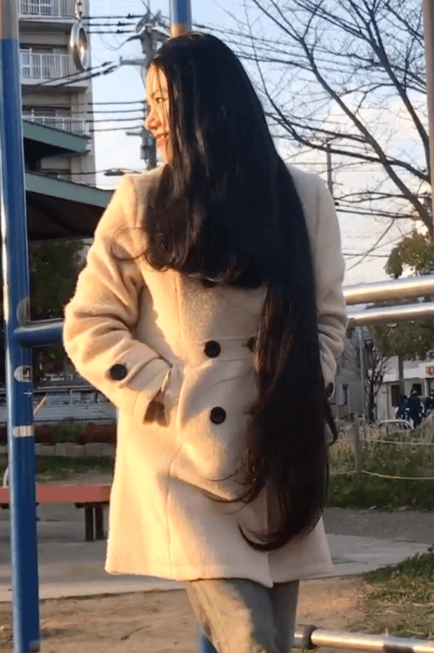 VIDEO - Floor length hair in public 2