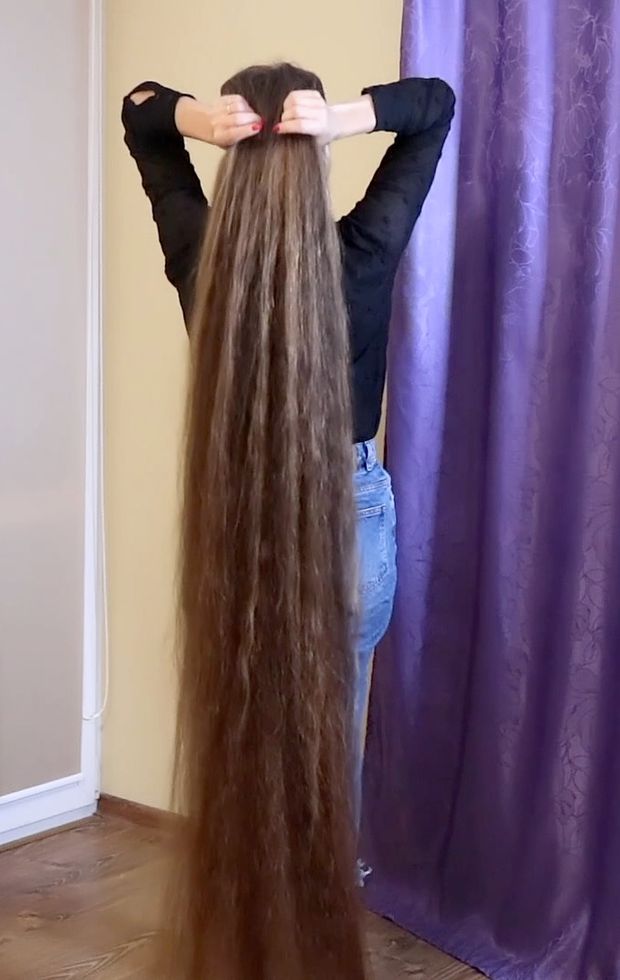 VIDEO - Extreme hair length is her passion