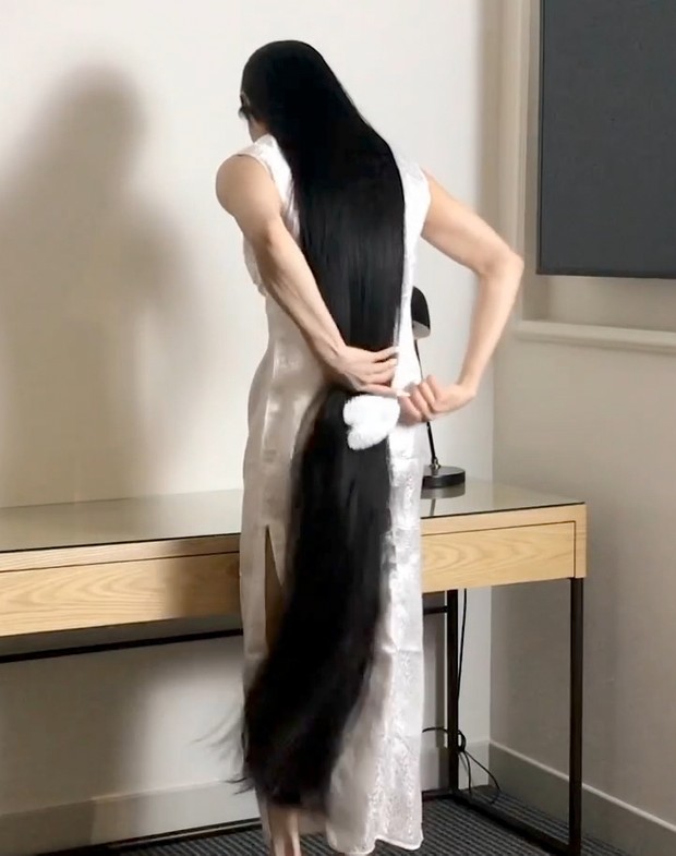 VIDEO - A lot of length, a lot of hair play