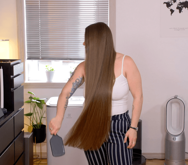 VIDEO - Bundrops in front of her face 2