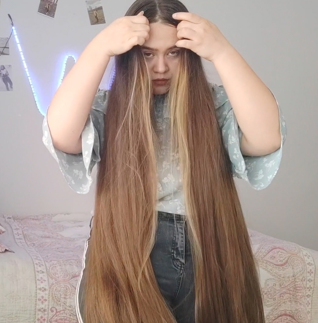 VIDEO - Her daily hair play