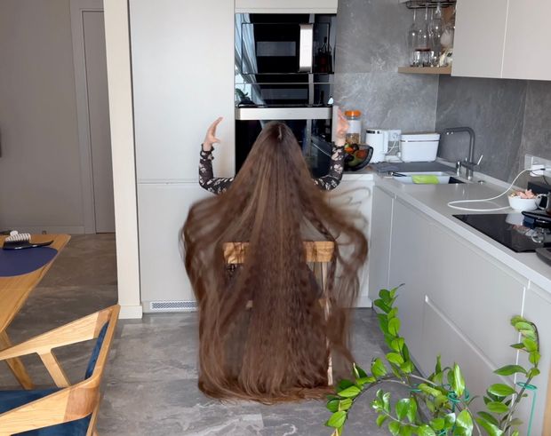 VIDEO - Lady with two meter long hair