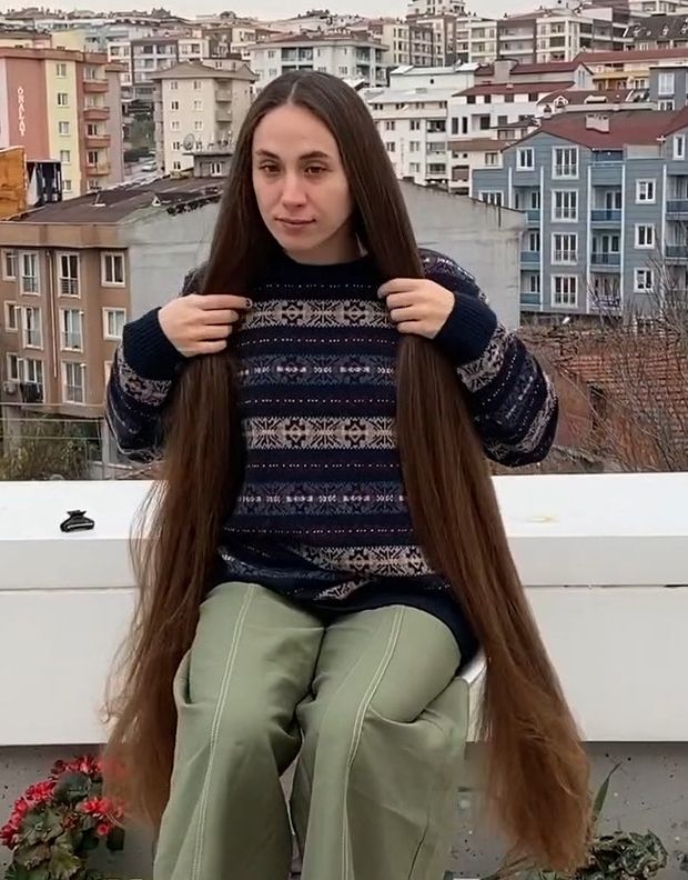 VIDEO - The girl with the huge buns