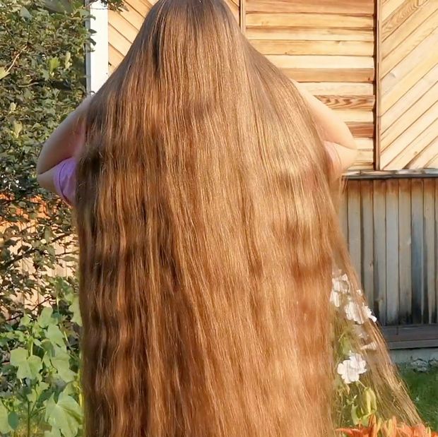 VIDEO - Tons of shampoo for very long blonde hair