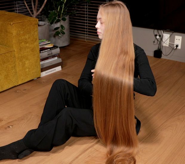 VIDEO - Blonde calf length hair floor show