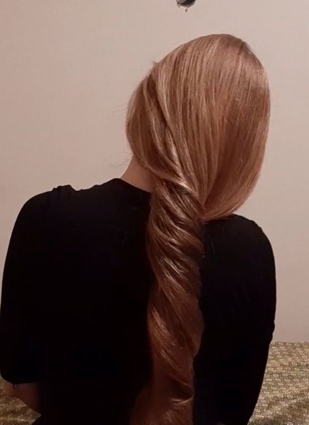 VIDEO - Irina&#x27;s thick, healthy blonde mane