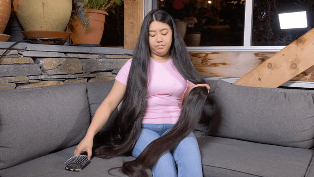 VIDEO - Rapunzel brushing in the sofa