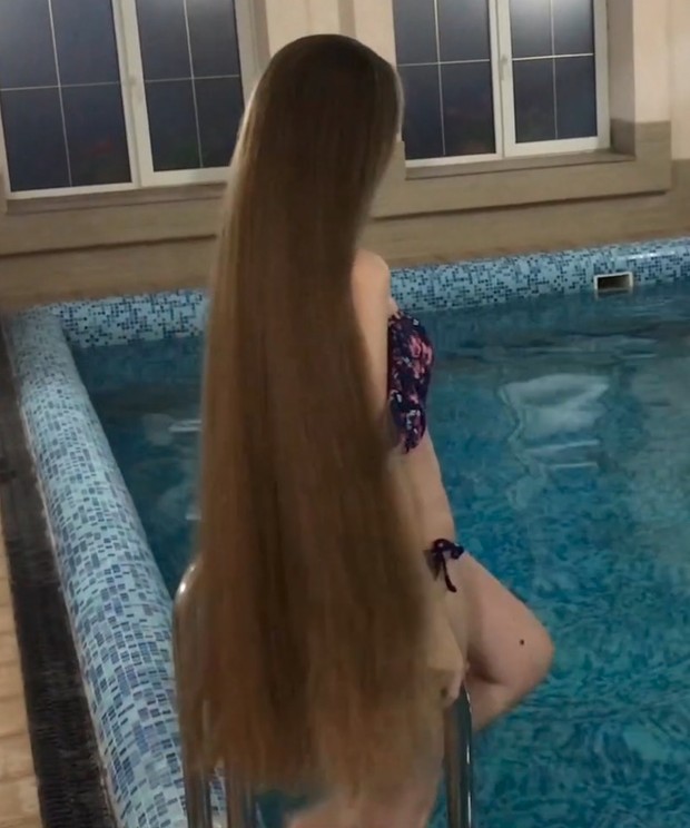 VIDEO - Rapunzel bathing