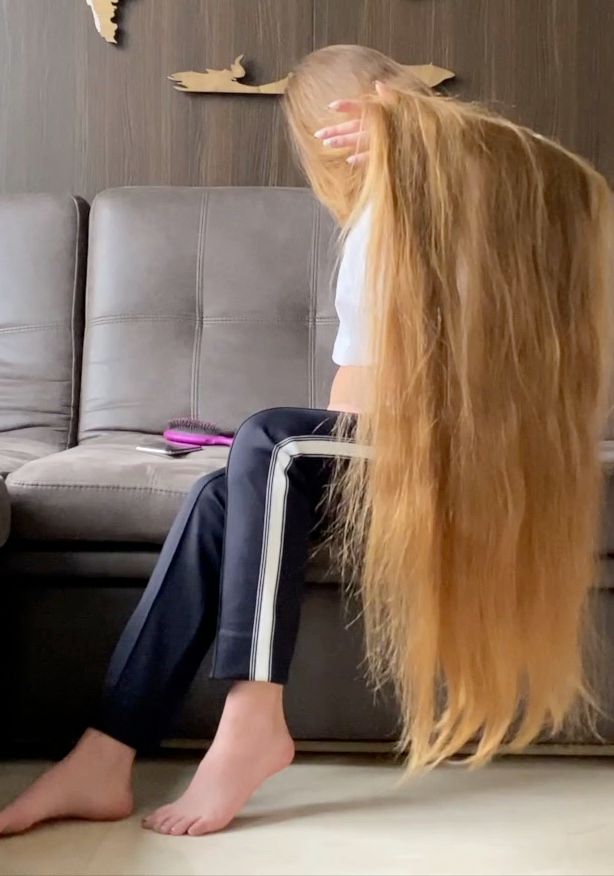 VIDEO - Extreme calf length hair play in sofa