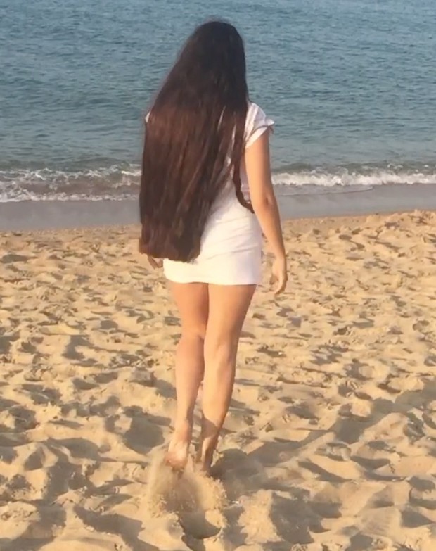 VIDEO - Mila´s hair play at the beach
